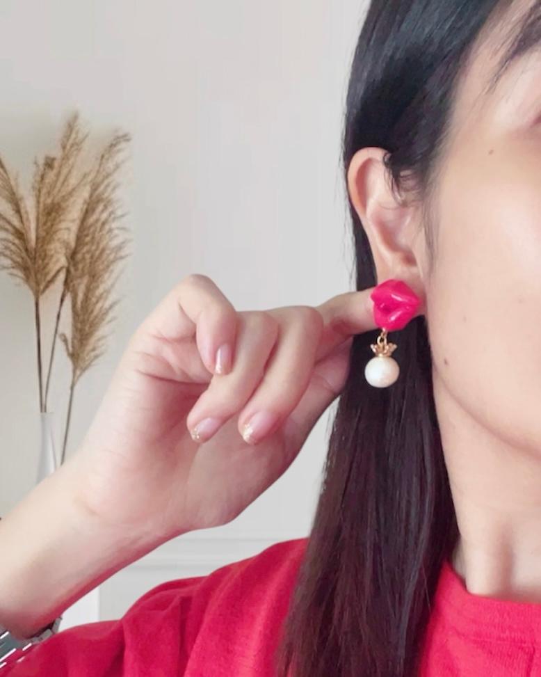 ときめきは胸元から♥真っ赤なリップのKissブローチ | 6枚目