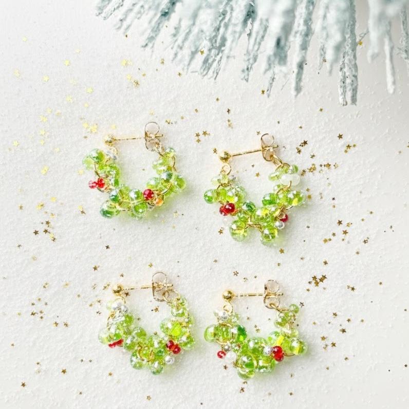 クリスマスリースのきらめきフープ見えピアス　～ Look like hoop earrings