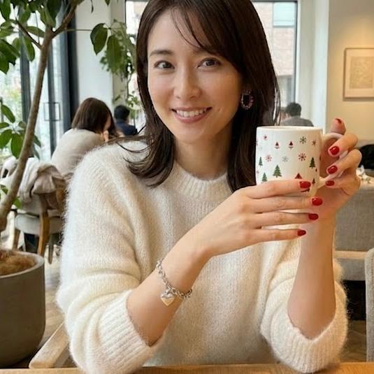 品よく華やぐ、大人のガーネットフープピアス | 2枚目