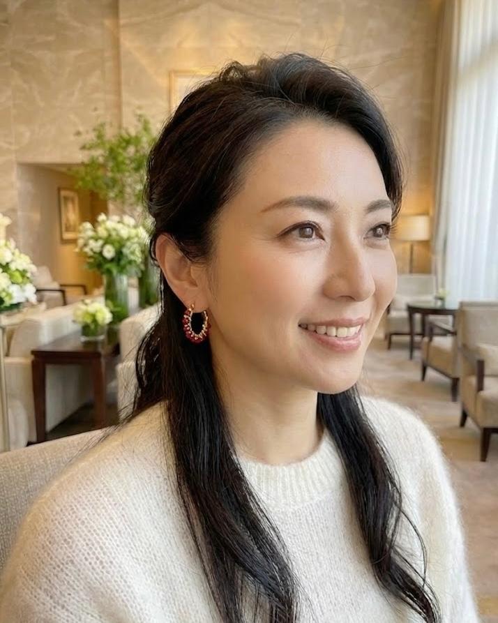 品よく華やぐ、大人のガーネットフープピアス | 3枚目