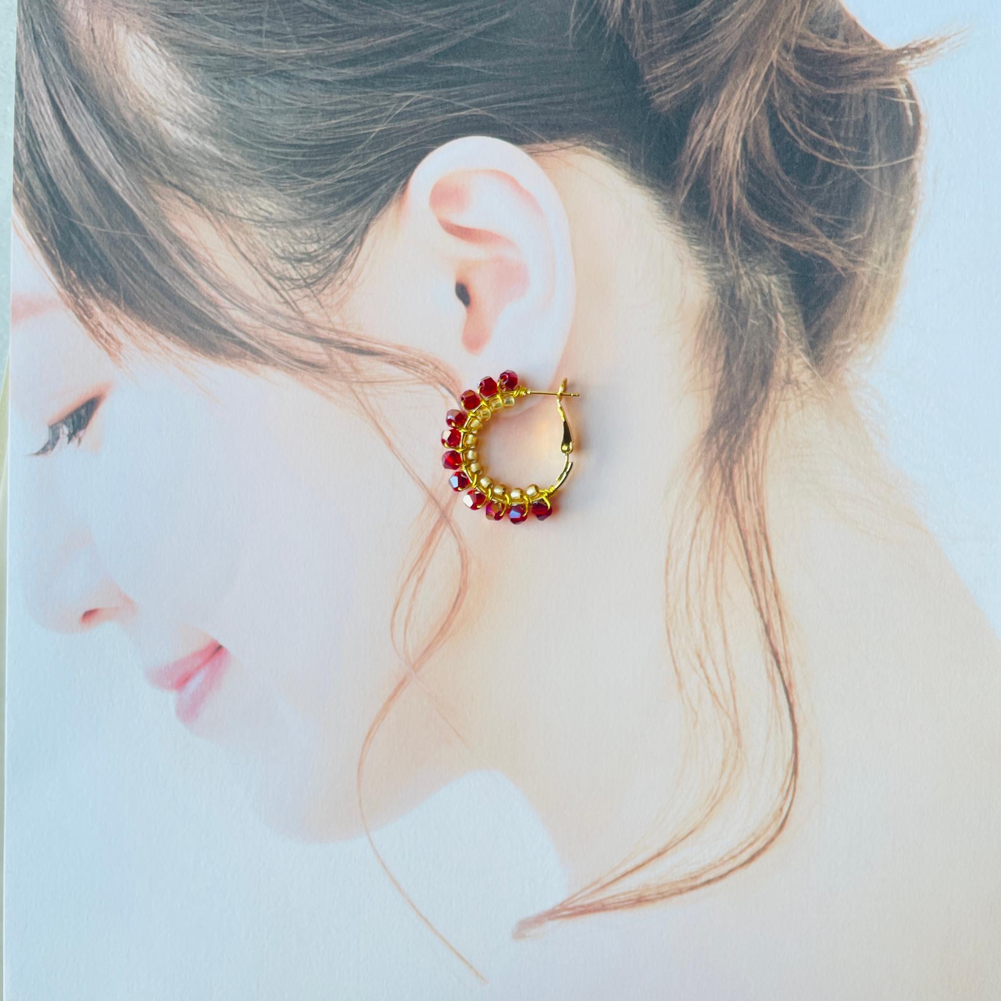 品よく華やぐ、大人のガーネットフープピアス | 4枚目