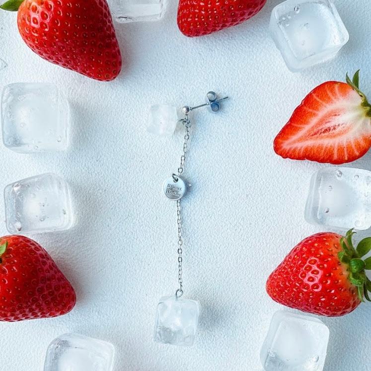 クールな氷のチェーンピアス（片耳用） ～　Ice cube earrings