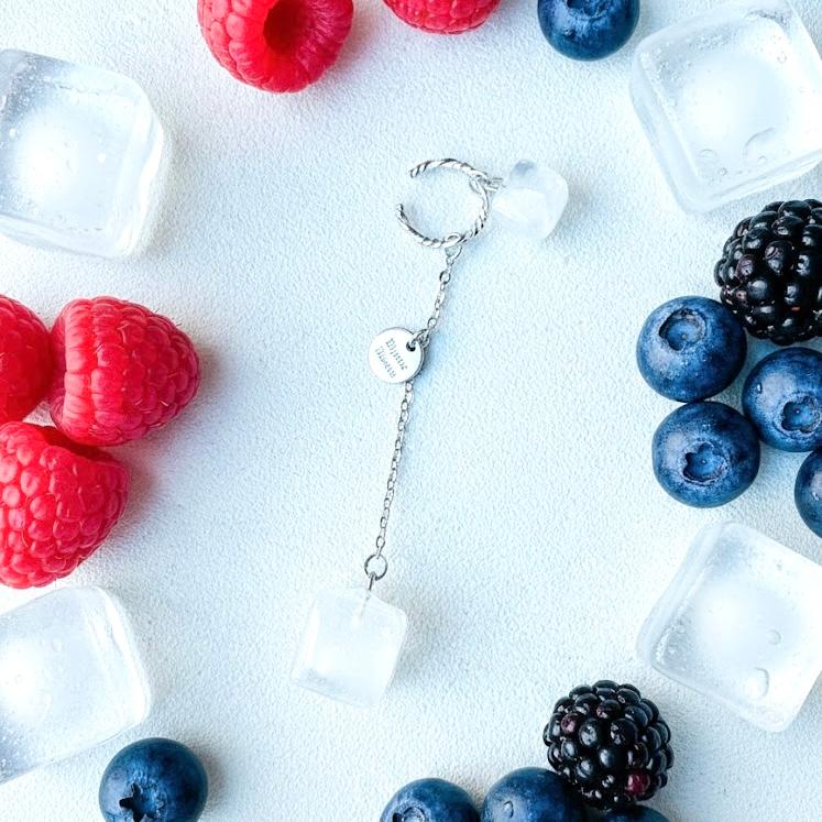 クールな氷が揺れるイヤーカフ ～　Ice cube ear-cuff