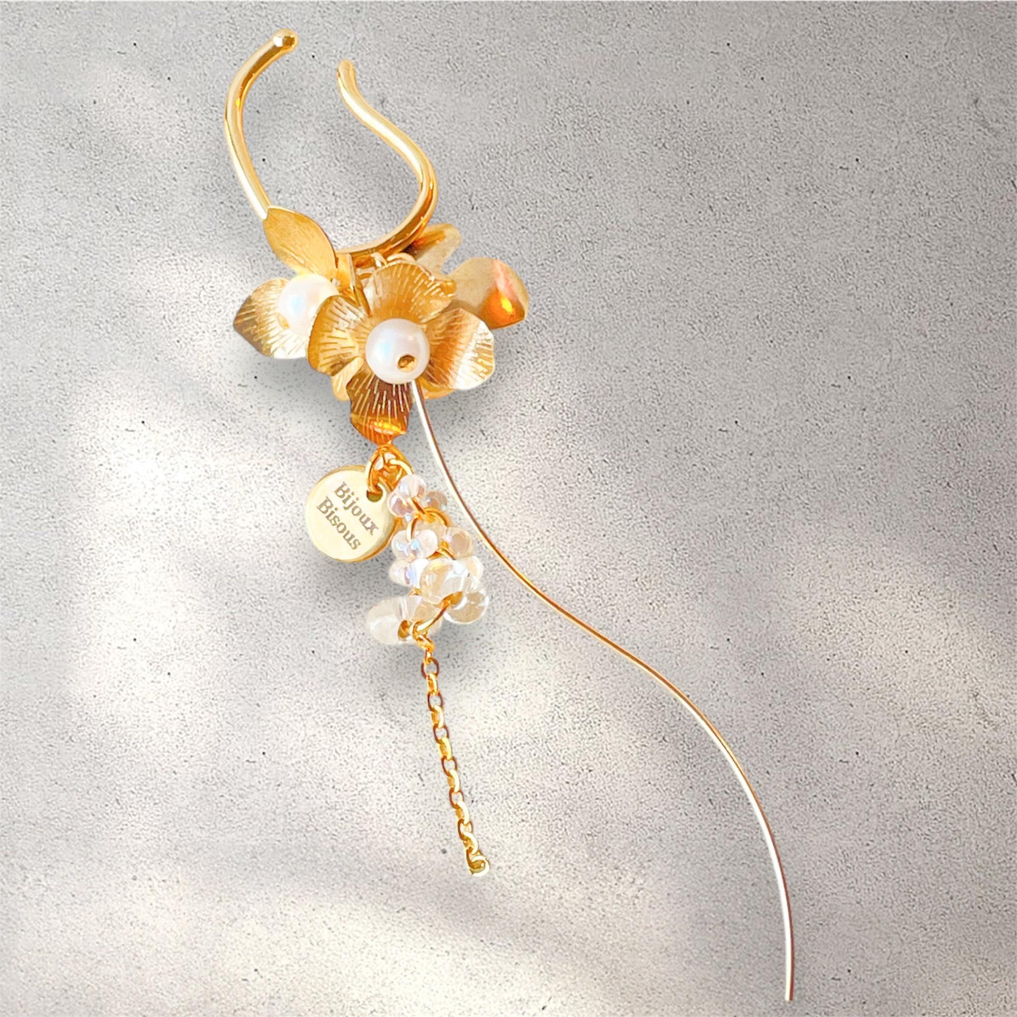 ゴールドメタルフラワーとパールが煌めく大人イヤーカフ (ピアスイヤリングにも変更可)1枚目の画像